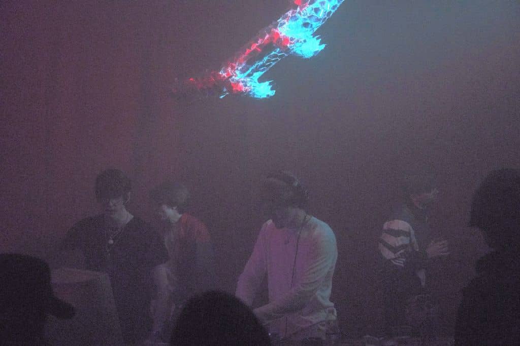 Busy-mode behind the DJs