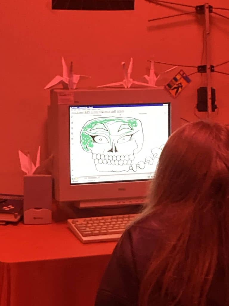 Someone drawing a cool ass skull